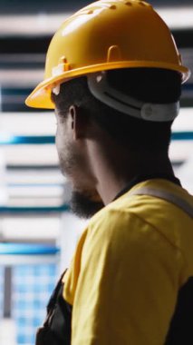 Dikey Video Mühendisi, güneş paneli fabrika üretim hatlarını izlemek için dizüstü bilgisayar kullanıyor. Kusursuz üretim akışını sağlamak için fotovoltaik ekipmanlara sorun çıkarıyor. Alternatif enerji için otomasyon