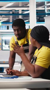 Yüksek teknolojili bir güneş paneli fabrikasında çalışan dikey video mühendislik ekibi, kesintileri azaltıyor ve kusursuz bir üretim sürecine incelik gösteriyor. Güneş enerjisi üretimini optimize eden teknisyenler