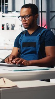 Dikey Video Güneş enerjisi uzmanı, araştırma ve yenilik odaklı çevre dostu fabrikada tasarım modellerini güncellemektedir. Erkek işçi dijital sistemler kullanarak sürdürülebilir endüstriyel büyümeyi destekliyor