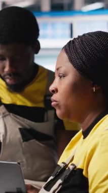 Fotovoltaik fabrikasındaki Dikey Video Mühendisleri ekibi arızalı sistemleri tespit etme yönergelerini inceliyor. Güneş panelleri fabrika personeli işletim için denetim veri dosyalarını okuyor