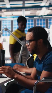 Engelli dikey video mühendisi güneş panelleri üreterek yüksek teknoloji fabrikasında çevre dostu yenilenebilir enerji üretiyor. Tekerlekli sandalye deneme yazılımı teknisyeni. Kamera B.