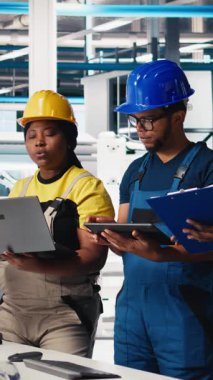 Fotovoltaik fabrikasındaki tüm siyahi müfettişler belgeleri inceleyip, güneş panellerini montaj hatlarına yerleştiren robotların performanslarını inceleyecekler. Güneş pillerini denetleyen denetçiler