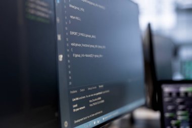 Boş veri merkezindeki bilgisayarların kapatılması enerji tüketimini engelliyor. Sunucu odasındaki süreçleri izlemek ve otomasyon için kullanılan PC monitörlerinde çalışan ikili betik