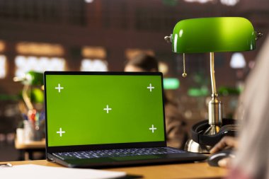 Öğrenci, kütüphanedeki güvenilir kaynaklardan ders notları alıyor, gelecek üniversite dergilerine çalışıyor ve hazırlık yapıyor. Akademik araştırma veritabanına danışan kız öğrenci.