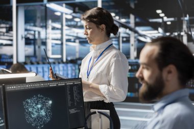 Veri merkezindeki bilgisayarı kullanan, sunucu viralizasyonunu yöneten, betikleri çalıştıran yöneticiler. BT çalışanları sunucu odasındaki PC üzerinde programlama dili kullanıyor, ağ protokollerini inceliyor