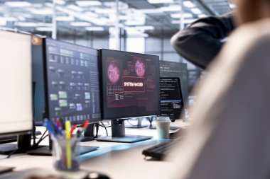 Sunucu merkezi meslektaşları, bilgisayar korsanlarının bilgi çalmasından donanımı korumak için işbirliği yapıyor. Bir grup veri merkezi programcısı monitörde güvenlik ihlali uyarısı gördükten sonra virüsü silmeye çalışıyor.