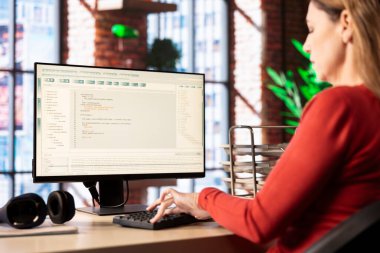 Yapay zeka sohbet robotu, bilgisayar üzerindeki kusursuz arayüzü kullanarak kadın bir serbest çalışana yardım ediyor. Gelişmiş sistem, sanal yardım ve makine öğreniminin çevrimiçi çözümleri ve görevleri nasıl geliştirdiğini gösteriyor..