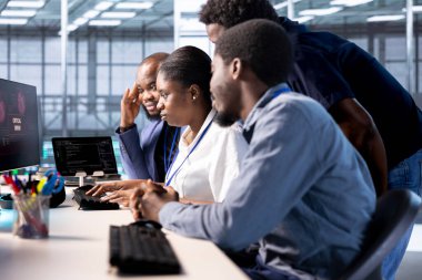 Sunucu merkezindeki mühendisler güvenlik ihlallerini araştırmak ve ekipmanları hackerlardan korumak için birlikte çalışıyorlar. İş arkadaşları güvenlik risklerini azaltmak için veri merkezinde beyin fırtınası yapıyor