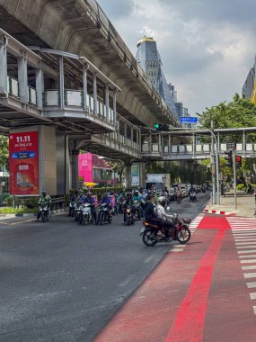 Bangkok, Tayland - 11 Kasım 2024: Şehir merkezinde modern altyapıya sahip çoklu şeritli bir otoyolda günlük trafik. Otomobilli metropolitan çevre yolu, şehir manzarası.