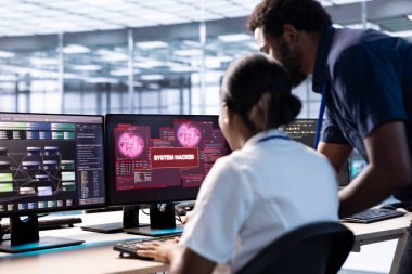 Sunucu merkezindeki Afrikalı Amerikalı mühendis güvenlik ihlallerini araştırmak ve ekipmanları hackerlardan korumak için yönetici tarafından yardım edildi. Çalışan, güvenlik risklerini azaltmak için denetçiden yardım talep ediyor