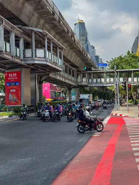 Bangkok, Tayland - 11 Kasım 2024: Şehir merkezinde modern altyapıya sahip çoklu şeritli bir otoyolda günlük trafik. Otomobilli metropolitan çevre yolu, şehir manzarası.