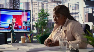 Siyahi kadın yönetmen, yeni ofis planının mimari planlarını değerlendiriyor, girişiminin yerini değiştiriyor. Girişimci, strateji planlaması için bir ofis avı düzenler. Kamera B.