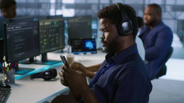 Sunucu odasındaki yönetici cep telefonu kullanıyor, en az dinlenme süresini sağladıktan sonra dinleniyor. Veri merkezi bilişim uzmanı akıllı telefondan mesaj atıyor, izleme performansına ara veriyor, kamera A