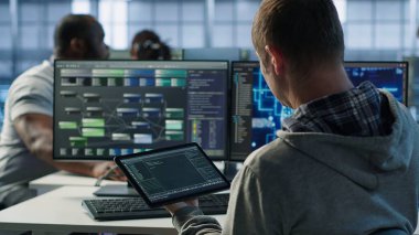 Veri merkezindeki bilgisayar bilimcileri, hesaplama işlemleri için yapay zeka sinirsel ağları kullanıyor. Yapay zeka öğrenme algoritmaları ve kamera A ile tablet üzerinde çalışan bilişim uzmanı.