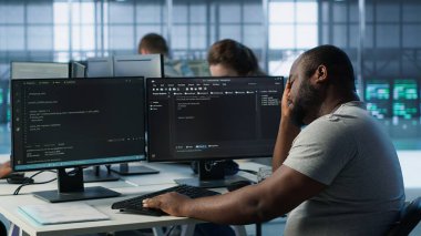 Sistem yöneticisi hasta hissediyor, bilgisayar ağı veri merkezinde çalışırken ateşi var. Hasta işçi, sunucu raflarındaki enerji tüketimini izlerken baş ağrısı çekiyor, kamera A