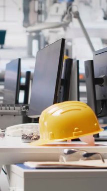 Sistem performansını izlemek için kullanılan boş fotovoltaik fabrikasında dikey video ekranı. Sürdürülebilir güneş panellerindeki bilgisayar ekranı fabrika izleme enerji üretimi ve