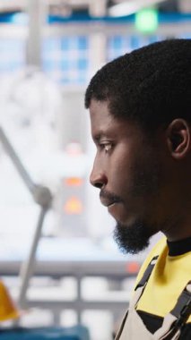 Vertical Video Black mühendisi güneş paneli üretiminde yenilenebilir enerji fotovoltaik sistemlerini artırmak için PC yazılımı üzerinde çalışarak güç optimizasyonu modelleri geliştirir. Çevre dostu endüstri. Kamera A.