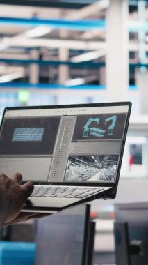 Dikey Video Photovoltaics fabrikası siyah işçi güneş paneli üretimini geliştirmek için tablet kullanır. Daha ucuz ve daha sürdürülebilir güneş enerjisi çözümlerini araştıran güneş enerjisi uzmanı