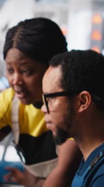 Dikey Video Siyah mühendisleri bilgisayardaki fotovoltaik sistem tasarımlarında işbirliği yaparak, çevre dostu yenilenebilir enerji teknolojisine odaklandılar. Ekip ince güneş enerjisi yazılımı ve ekipman performansı