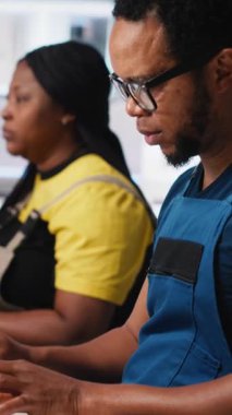 Dikey Video Çalışanı, yüksek teknolojili sürdürülebilir bir tesiste güneş enerjisi fabrikasında robotik silahları kontrol etmek için bilgisayar kullanır. Teknisyen otomasyon ayarlarını tutarlı üretimi destekleyecek şekilde ayarlar. Kamera A