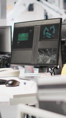 Robot kollarının performansını idare etmek için kullanılan fotovoltaik fabrikasındaki dikey video monitörleri güneş panellerini montaj hatlarına yerleştiriyor. Güneş pili makinelerinin geliştirilmesi için kullanılan boş tesisteki bilgisayar ekranı.