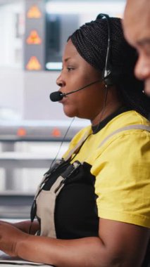 Dikey Video Mühendisi, güneş paneli fabrikasındaki kulaklıkla teknik destek sağlıyor, operatör, müşterilere güneş enerjisi teçhizatı sorunlarında yardımcı oluyor. Yardım hattında etkili bir iletişim sağlanıyor. Kamera.