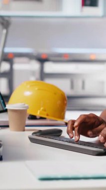 Dikey Video Siyah Mühendisi, güneş paneli montaj yazılımında tanısal kontroller yaparak, üretim sürecini ve güneş pillerini alternatif enerji için optimize eder. Yüksek teknoloji modern fabrika