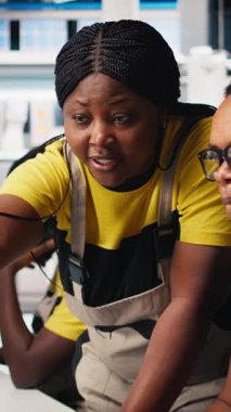 Dikey Video Siyah mühendisleri bilgisayardaki fotovoltaik sistem tasarımlarında işbirliği yaparak, çevre dostu yenilenebilir enerji teknolojisine odaklandılar. Ekip ince güneş enerjisi yazılımı ve ekipman performansı