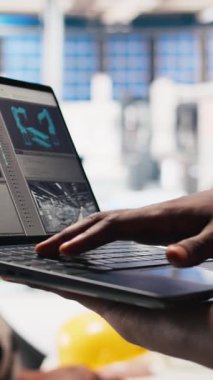 Güneş paneli üretim tesisi üretimini izlemek için dizüstü bilgisayar kullanan dikey video kadın teknisyeni fabrikada sürdürülebilir alternatif enerji sağlıyor. Fotovoltaik ekipmanlar sorun çıkarıyor