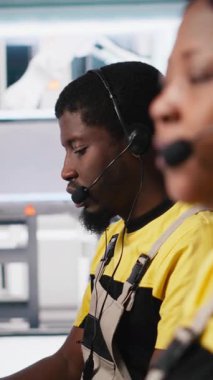 Dikey Video Yardım Hattı asistanı güneş üretimi sistemlerinde sorun yaratıyor, teknisyen yenilenebilir enerji fabrikasındaki fotovoltaik arızalara veya teknik sorunlara destek sağlıyor. Kamera A.