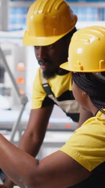 Dikey Video Tüm siyah mühendisler güneş panellerini cihazlar üzerinde tasarlayan, imalat fabrikasında üretim hattı üzerinde çalışan. Birlikte sorun giderme ve optimizasyon garantisi