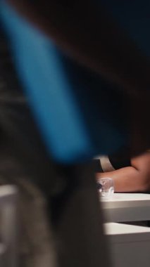 Dikey Video Afrikalı Amerikalı uzman güneş enerjisi santralindeki fotovoltaik sistemleri tasarım için bir PC yazılımı üzerinde çalışıyor. Mühendis yenilenebilir enerji işlemlerindeki yapılandırmaları inceliyor