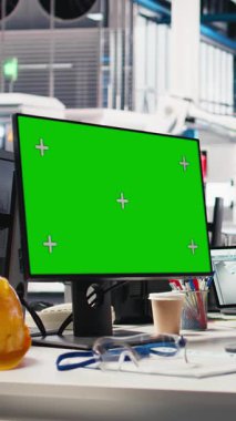 Fotovoltaik fabrikasındaki dikey video teknisyeni Mockup PC 'deki sistemi gözden geçirip hataları tespit etmek için programı inceliyor. Photovoltaik fabrika işçisi üretim parametrelerini monitörde ayarlıyor