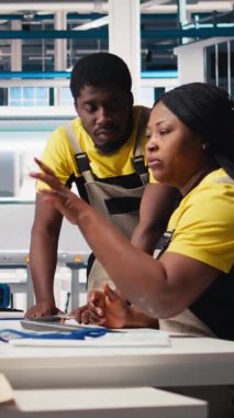 Siyahi mühendislerden oluşan dikey video ekibi fabrikadaki güneş panelleri üretiminde ustalaşarak üretim hattı için kalite kontrolü yapıyor. Alternatif enerji endüstrisi üzerinde çalışan uzmanlar