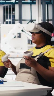 Dikey Video Photovoltaics fabrikası mühendisi alternatif enerji jeneratörlerinin modellerini yapmak için VR teknolojisini kullanıyor. Güneş panelleri, kadın çalışanların sanal gerçeklik teçhizatı kullanarak güvenli güneş hücreleri inşa etmelerini sağlıyor.