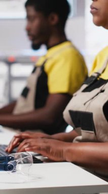 Vertical Video Black mühendisi yenilenebilir enerji tesisinde güneş enerjisini test ediyor, yazılım sorunları ve performans ölçümlerine odaklanıyor. Çevre dostu sanayi operasyonlarını destekliyor