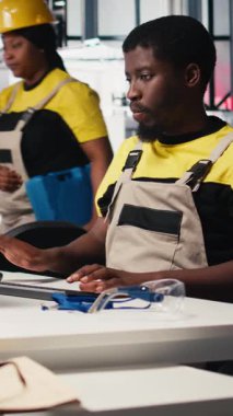 Vertical Video PC tabanlı solar teknisyen üretim fabrikasındaki otomasyon verilerini gözden geçiriyor, üretim endüstrisi yenilenebilir enerjiye odaklanıyor. İşçi güneş panellerini ve makine performansını izliyor. Kamera B