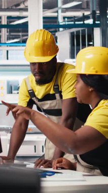 Dikey Video Tüm siyah mühendisler güneş panellerini cihazlar üzerinde tasarlayan, imalat fabrikasında üretim hattı üzerinde çalışan. Birlikte sorun giderme ve optimizasyon garantisi