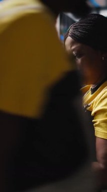 Dikey Video Güneş panelleri üretim tesisi denetleyicisi dizüstü bilgisayar kullanarak yeni fotovoltaik materyaller ve teknolojiler geliştirir. İnce işçilik üretimi için fabrika uzmanı teftişi yapıyor. Kamera.