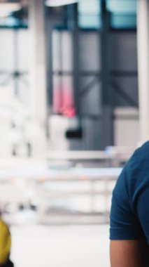 Dikey Video Siyah Teknisyeni, güneş paneli montaj hattını masaüstü bilgisayarından üreten fabrikanın üretim hattını optimize ediyor. Erkek mühendis alternatif enerji üzerinde çalışıyor. Kamera B