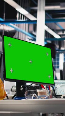 Fotovoltaik fabrikasında çalışan dikey Video Siyah kadın güneş panelleri montaj süreçlerini geliştirmek için bilgisayar üzerindeki kopya alanını kullanıyor. Ekipmanları kalibre etmek için model bilgisayar kullanan asma hattı mühendisi