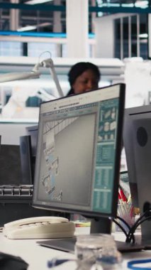 Dikey Video Afrikalı Amerikalı endüstriyel teknisyen güneş enerjisi tesislerindeki sistem sağlığını üretim işlemleri için yazılım araçları kullanarak değerlendiriyor. İşçi yeşil enerji için fotovoltaik ekipman üretiyor