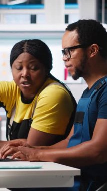 Dikey Video Fabrikası çalışanları analitik araçlar ve CAD yazılımı kullanarak PC üzerinden güneş enerjisi sistem tanılarını kontrol ediyor. Teknisyenler yenilenebilir enerji için hatalar ve ince ayar otomasyonları tespit ediyor