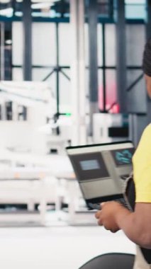 Dikey Afrikalı Amerikalı kadın çalışan, yenilenebilir enerji üretim endüstrisinde çalışarak çoklu güneş paneli tasarımlarını CAD yazılımı üzerinde test ediyor. Üretimi optimize eden kadın mühendis. Kamera B