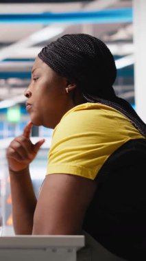 Dikey Video Afrikalı Amerikalı mühendis güneş enerjisi tüketim yazılımını analiz eder, PC programını güneş pili üretimini arttırmak ve otomatik makine sistemlerindeki hataları azaltmak için kullanır