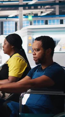 Dikey Video Siyah Fabrika çalışanı kronik engelli güneş panellerini bilgisayar üzerinde tasarlayarak alternatif enerji için daha ucuz güneş pilleri yaratıyor. Kapsayıcı çalışma alanı mühendisliği fotovoltaik test