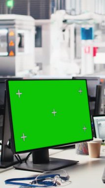 Dikey Video Afrikalı Amerikalı erkek mühendis kopya uzay ekranında sorunlu çekim yapıyor. Kusursuz güneş panelleri üretimi için hataları düzeltiyor. Teknisyen montaj hattında çalışıyor. Kamera B.