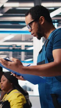 Güneş paneli fabrikasındaki dikey video denetçisi potansiyel arıza sistemlerini araştırıyor, evrak ve kullanım kılavuzlarını okuyor. Müfettişler kesintisiz üretimi sağlıyorlar, kesintileri azaltıyorlar. Kamera B