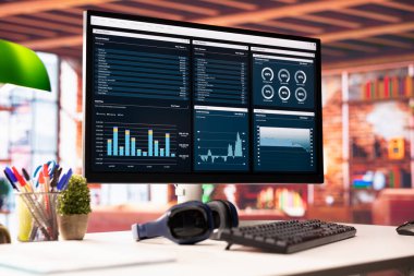 Şirketin büyüme grafiklerini gösteren PC ekranındaki finansal yazılım kullanıcı arayüzü. Ekonomik rakamları ve gelirleri gösteren bilgisayar ekranındaki muhasebe satış istatistiklerini kapat