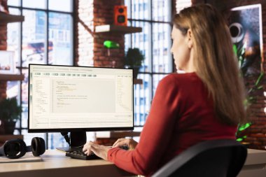 Yapay zeka, bilgisayar monitöründeki bir sohbet robotunu görevleri olan birine yardım etmesi için kullanıyordu. Dijital yeniliğin örneğiydi. Akıllı otomasyon ve verimli makine öğrenme araçları ile iletişim kullanılıyor.